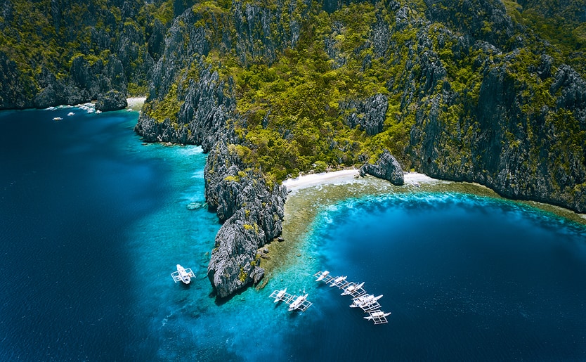 El Nido Palawan Miniloc Island with diving boats